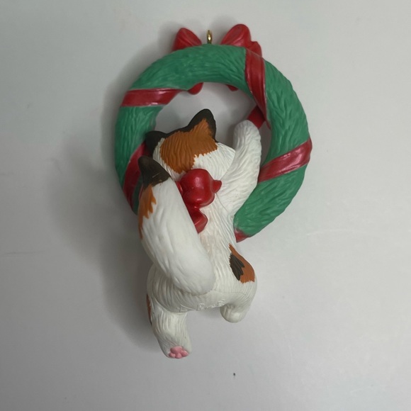 Mischievous Kittens Series In A Wreath Hallmark 2017 Keepsake Ornament #19 EUC - Picture 3 of 10